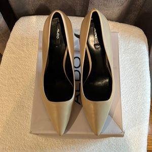 Tan size 10 pump heel